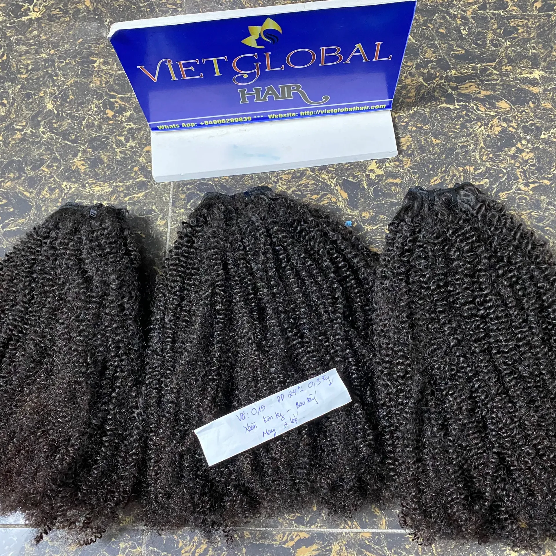 Neujahrsverkauf 5% Rabatt auf Weft krausiges lockiges Haar 100 % rohes vietnamesisches Haar modischer Stil Premium-Qualität im Großhandel