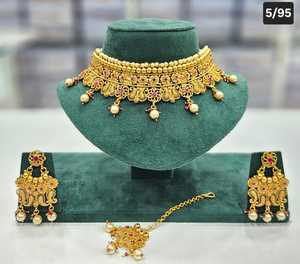 Ensemble de bijoux de mariée exclusif avec collier ras du cou de créateur Boucles d'oreilles Maang Tikka Choix parfait pour une occasion de mariage traditionnelle - Product Image 3