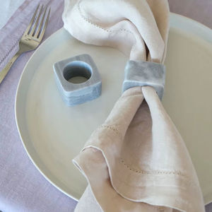 Anneau de serviette en marbre de style artisanal personnalisable pour accessoires de salle à manger design, mettant en valeur l'art de la pierre - Product Image 1