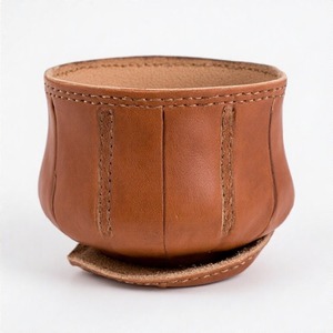 Mini maceta de tono neutro Con exterior de cuero elaborada para una exhibición de buen gusto de plantas pequeñas en entornos domésticos cálidos - Product Image 1