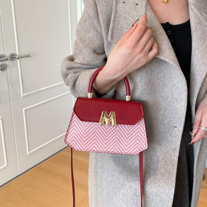 Sac à main structuré à poignée supérieure, motif monogramme chevrons hexagonaux, avec fermoir lettre M, tissage géométrique, pour acheteurs de boutiques - Product Image 1