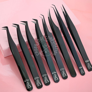 Pince à cils professionnelle à pointe en fibre courbée, légère, pour isolation et volume, avec prise ferme - Product Image 1