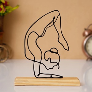 Figurine de yoga en métal noir élégant sur socle en bois Accent décoratif minimaliste pour salon et espace de travail modernes - Product Image 2