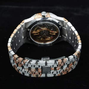 Reloj de Lujo con Diamantes Moissanite de Dos Tonos, Completamente Engastado, Oro Rosa y Plata, con Patrón de Camuflaje Personalizado, Correa de Cuero y Acero Inoxidable, Analógico - Product Image 3