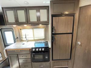 2021 Thor Freedom 24FE Casa rodante de lujo RV Camper utilizada para acampar en casa o vehículo - Product Image 4