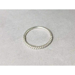 Anillo Apilable de Plata de Ley 925, Diseño Delicado de Media Torsión, para Uso Diario, Hecho a Mano, Venta al por Mayor - Product Image 3