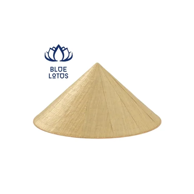 O chapéu cônico tradicional colorido asiático mais conhecido, feito com bambu e folhas de palmeira na fazenda Blue Lotus