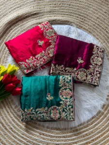 Sari de créateur avec broderie dorée, travail Dori et diamants Zarkan sur toute la bordure et les motifs, accompagné d'un chemisier contrastant - Product Image 4
