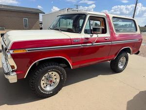 OFERTA PROMOCIONAL: Ford Bronco Outer Banks Custom 1978 con Asientos de Cuero Oscuro en el Interior y Exterior, Vehículo Todoterreno 4x4 - Product Image 2