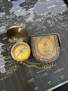 Kelvin & Hughes Brújula de latón náutico Premium de latón con cadena de cuero en caja de madera Regalo hecho a mano Antiguo con aspecto brillante - Product Image 2