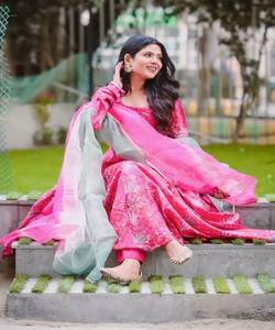 Superbe ensemble de vêtements de réception en filet Sharara avec travail manuel glamour et motifs floraux Vêtements de mariage en coton - Product Image 6