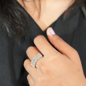 Bague de fiançailles et de mariage classique en or blanc avec cinq pierres, diamant ovale taille brillant, bijoux en or blanc massif pour soirée - Product Image 3
