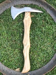 ขวานไวกิ้งพร้อมด้ามจับไม้กุหลาบแกะสลักและหุ้มหนังซึ่งเป็นอุปกรณ์เสริมที่มีฝาปิดหนังผิวมันเงาสูง - Product Image 5