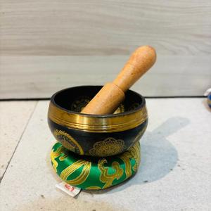 Ensemble complet de bols chantants en bronze à 7 chakras fait à la main de style traditionnel pour les praticiens de l'énergie - Product Image 1