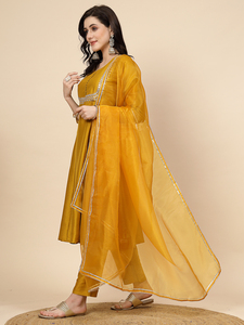 Conjunto de Kurta, Pantalón y Dupatta de Estilo Indio en Color Amarillo, Tela de Seda con Bordado de Hilo Plateado, Corte Holgado y Sencillo para Uso Diario - Product Image 4