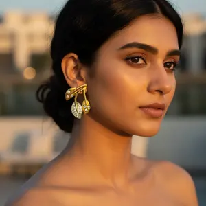 Boucles d'oreilles clous tendance pour femme en alliage plaqué or et argent, avec feuille et boule géométrique, ornées de zircons cubiques, style Art Palace, pour fêtes et occasions religieuses - Product Image 3