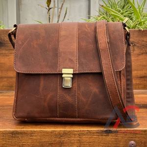 Venta al por mayor de fábrica, bolso de hombro Vintage de cuero de grano completo para hombre, bolsos de mensajero cruzados informales de cuero de vaca genuino de alta calidad - Product Image 1