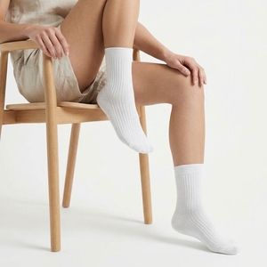 Chaussettes côtelées blanches unies pour femmes, respirantes, en coton tricoté, compression de classe 1, sans couture, pour le sport et le quotidien - Product Image 2