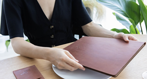 Carpeta de menú de madera de tamaño personalizado con anillas para café, bar y restaurante, soporte de menú marrón con encuadernación de cuero para restaurante - Product Image 4