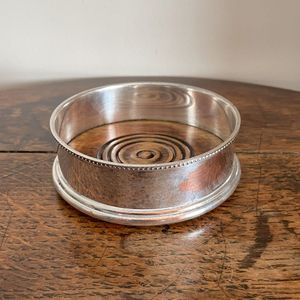 Sous-verre décoratif en métal pour bouteilles de vin, idéal pour les bars et salles à manger, ajoutant du charme et de l'originalité tout en protégeant les surfaces des meubles. - Product Image 6