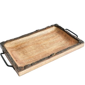 Plateau de service en bois fabriqué à la main avec bords en écorce d'arbre naturel Planche décorative pour collations, apéritifs, divertissements à la maison - Product Image 2