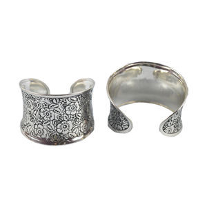 Pulseras de joyería para mujer con diseño de latón brillante y el mejor brazalete de diseñador con diseño de Acabado plateado - Product Image 4