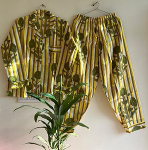 "Conjuntos de pijama de manga larga de algodón floral amarillo para mujer, informal, transpirable, de talla grande, regalo de Navidad perfecto" - Product Image 1