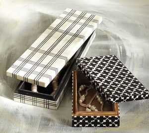 Caja de joyería cuadrada de resina con diseño floral y Mariposa Negra de calidad superior hecha a mano, producto de madera y bambú a la venta - Product Image 1