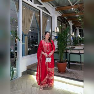 Conjunto de salwar kameez sharara chinon multicolor de estilo moderno con detalles de trabajo en resham y dupatta elegante, colección 2025 - Product Image 2