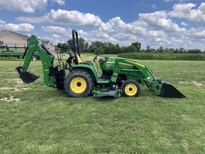Tracteur à roues John Deere 25 CV avec chargeur frontal et pelle arrière, couleur verte et jaune - Product Image 5