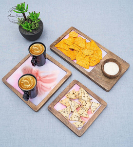 Plateau en bois de luxe moderne de forme ovale avec finition naturelle de qualité supérieure utilisé pour servir des plats et des collations et pour la décoration - Product Image 3