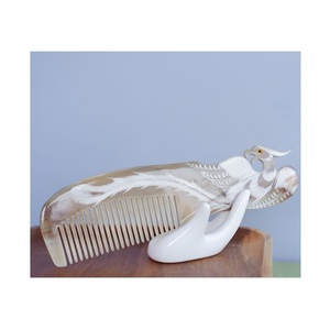 Peine de cuerno de primera calidad, respetuoso con el medio ambiente, herramienta hecha a mano duradera hecha de cuerno pulido, perfecto para el peinado natural del cabello a diario - Product Image 1