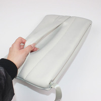 Sac pour ordinateur portable en néoprène avec logo personnalisé, toucher doux, rembourrage, corps gris neutre, design minimaliste pour le bureau, l'étude, l'ordinateur, le style de vie