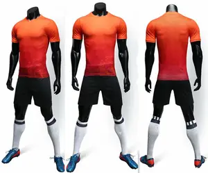 新型足球OEM供应商足球服套装透气运动衫和短裤，配有免费袜子和暖臂