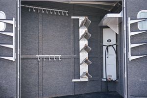 Remolque Blanco de 2 Ejes para Ganado con Pared Lateral Desmontable y Múltiples Compartimentos para el Transporte de Caballos, Vacas, Ovejas y Cerdos - Product Image 5