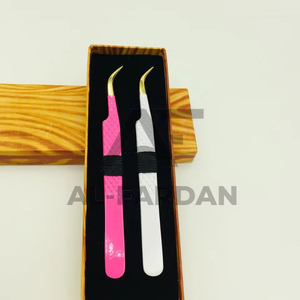 แหนบถอนขนตาสเตนเลสแบบโค้งเจสีทองสีชมพูพร้อมโลโก้ตามสั่ง - Product Image 1