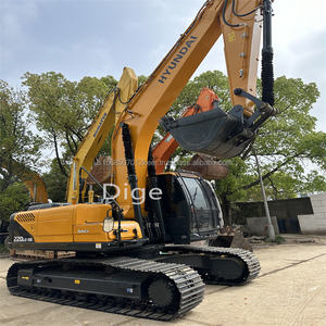 À vendre est une excavatrice de type chenille Hyundai 220LC-9S de 20 tonnes d'occasion de première qualité à basse heure avec moteur de boîte de vitesses de moteur de terrassement - Product Image 3