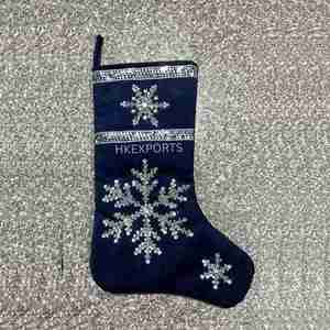 Medias de Navidad azules y doradas hechas a mano, elegantes medias de vacaciones con cuentas para decoración navideña festiva - Product Image 1