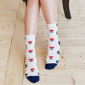 ODM Vintage Jacquard corazón flor patrones Crew Calcetines para mujeres niñas estilo elegante calcetines transpirable algodón fábrica al por mayor - Product Image 6