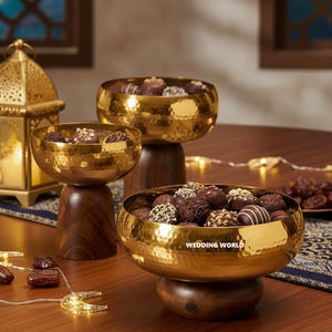Ensemble de trois bols à chocolat martelés plaqués or avec base en bois, dernière collection, bol à chocolat décoratif fantaisie - Product Image 1