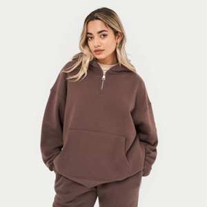 Vente en gros de sweats à capuche décontractés pour femmes surdimensionnés imprimés en noir, tricotés en polaire épaisse et lourde, légers avec cordon de serrage - Product Image 4