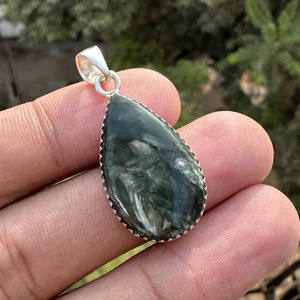 Colgante de Serafinita en Plata de Ley 925 con Engaste de Bisel, Venta al Por Mayor |   Collar Bohemio Hecho a Mano con Piedras Preciosas Naturales, Regalo para Fiesta - Product Image 1