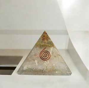 Pirámide de Orgón Tallada con Virutas de Selenita Natural Grande, Cristal de Energía Orgonita para Meditación, Piedra Semipreciosa para Artesanías - Product Image 4