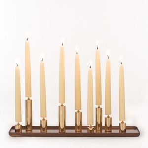 Elegante Menorá Moderna Curva Dorada con Silueta Minimalista para Decoración Premium y Encanto Festivo para Exhibición de Velas - Product Image 3