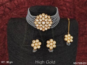Hermoso Collar de Gargantilla de 7 Capas con Cuentas Étnicas de Estilo Antiguo, Pulido Dorado Intenso, Piedras Kundan Blancas, Ideal para Fiestas - Product Image 2