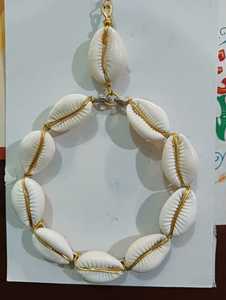 Pendiente de concha de mar de cauri natural hecho a medida para joyería africana y tribal con cuentas negras revendedores para venta al por mayor - Product Image 2