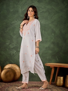 Conjunto de Kurta y Pantalón Bordado de Mezcla de Seda para Mujer de Diseñador, para Celebraciones, Fiestas y Uso Diario, en Venta - Product Image 3