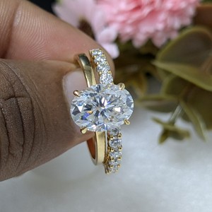 Anillo de Compromiso y Aniversario de Boda de Oro Amarillo de 14K con Diamante Ovalado de 2.50 Ct Cultivado en Laboratorio, Certificado por IGI, Estilo Vintage, para Mujer - Product Image 3