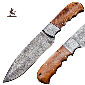 Couteau de chasse en acier Damas personnalisable OEM fait à la main manche en bois de rose gaine en cuir à motif torsadé pour EDC - Product Image 1