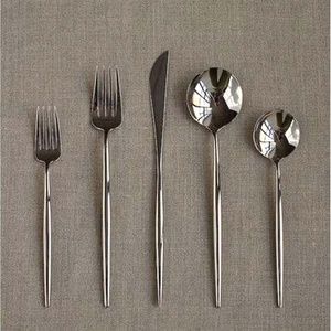 Juego de cubiertos de plata de acero inoxidable de aspecto moderno con diseño de mango moderno Juego de cubiertos de lujo de alta calidad - Product Image 1